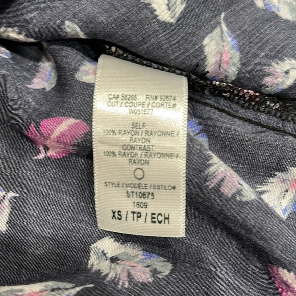 Splendid Feather Print Split Neck Sleeveless Top SZ XS Black - Picture 6 of 8